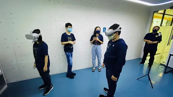 Peserta STEM Holiday Program mencoba perangkat realitas virtual didampingi pengajar
