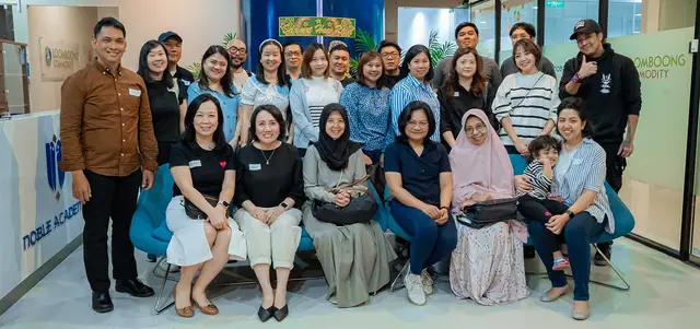Foto bersama orang tua dan pembicara Parent Support Meeting di Noble Academy, Maret 2024