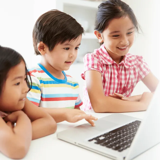 Anak-anak belajar bersama di depan laptop, foto dari Noble Academy